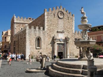 Katedrálu (Duomo) v Taormině renesančně upravili Španělé