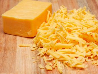 Pro sýr cheddar je typická jeho tmavě žlutá barva
