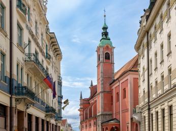 Ulice Miklošičeva cesta je přehlídkou krásných secesních domů