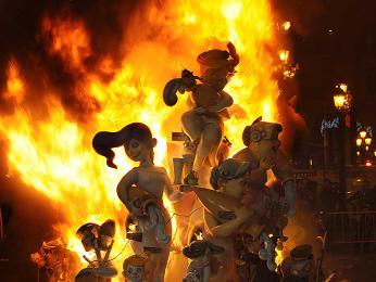 Pálení fallas ve Valencii