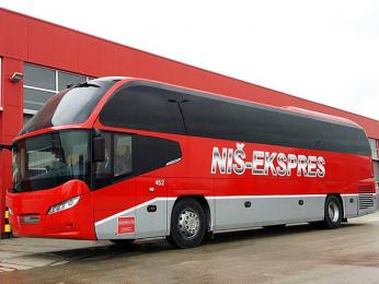 Moderní zářivě červený autobus srbské společnosti Niš Ekspres