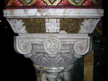 Výzdoba v kryptě mauzolea Oplenac