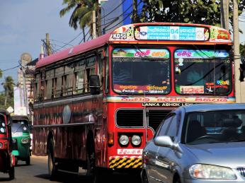 K jízdě ve srílanském autobuse patří i hlasitá hudební produkce