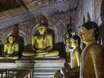 Jeskynní chrám v Dambulle je plný zlatých soch Buddhů