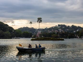 Malebné jezero uprostřed města Kandy 