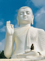Buddha vyjadřující gesto nebojácnosti na poutním místě Mihintale