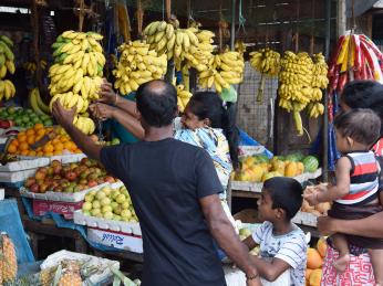 Stánek s ovocem stojí na Srí Lance téměř na každém rohu