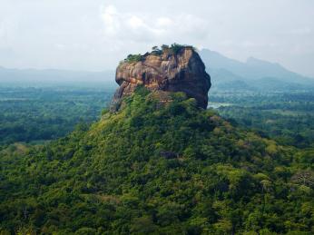 Lví skála zvaná Sigiriya patří k nejznámějším památkám Srí Lanky
