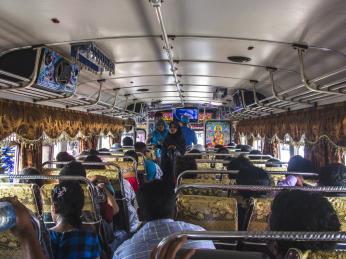Cestování autobusem na Srí Lance je zážitek a velmi levná záležitost