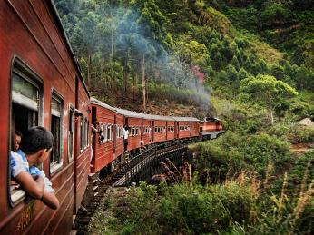 Cestu vlakem v horách doprovází krásné výhledy