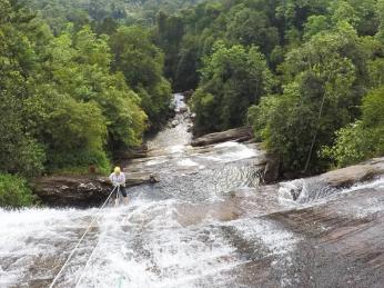 K nezapomenutelným zážitkům na Srí Lance patří i slaňování vodopádů