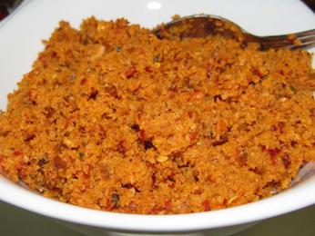 Sambal (pálivá chilli omáčka) existuje v mnoha variantách, nejčastější je kokosový sambal (pol sambal)
