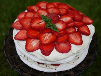 Jahodový dort se šlehačkou nesmí chybět na žádné oslavě slunovratu