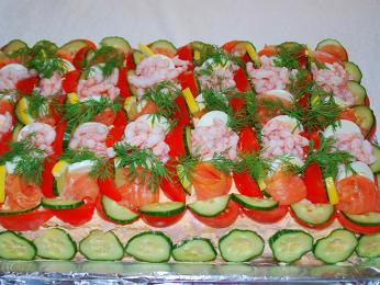 Takhle vypadá smörgåstårta – slaný chlebíčkový dort k oslavám 6. června