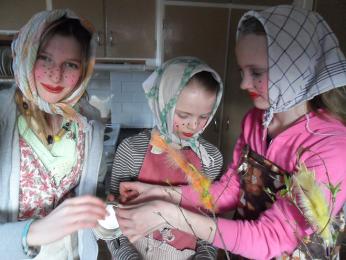 O Velikonocích chodí koledovat děti namalované a převlečené za velikonoční čarodějnice