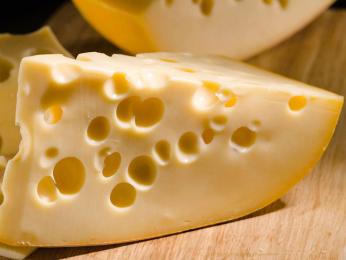 Světoznámý děrovaný sýr Emmental pochází ze Švýcarska