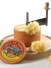 Sýr Tête de Moine se krájí pomocí kráječe, který z něj tvoří kudrlinky