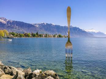 Vidlička zapíchnutá do Ženevského jezera značí Muzeum potravin ve Vevey