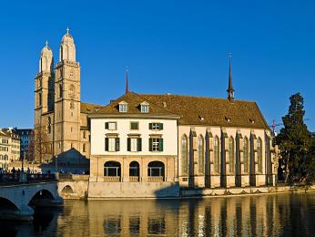 Katedrála Grossmünster, pozdně gotický kostel Wasserkirche a někdejší cechovní dům Helmhaus leží v těsné blízkosti