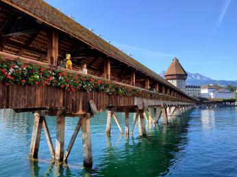 Krytý dřevěný most Kapellbrücke je nejznámější památkou Lucernu