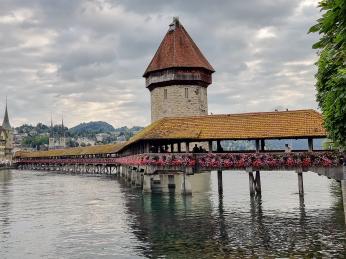 Nejstarší dřevěný most v Evropě a symbol Lucernu - Kapellbrücke