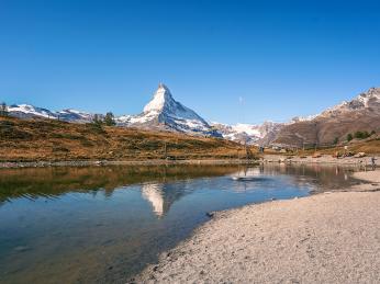 Matterhorn zrcadlící se v jezeře Leisee