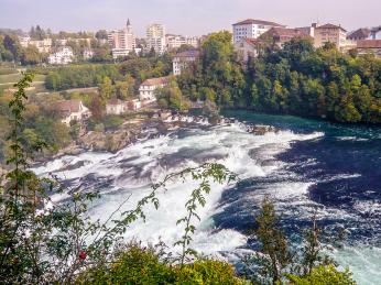 Rheinfall na řece Rýn jsou největší vodopády v Evropě