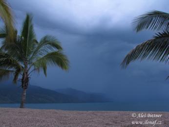 Jezero Malawi těsně před bouřkou