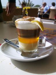Barraquito kombinuje kávu s likérem a kondenzovaným mlékem