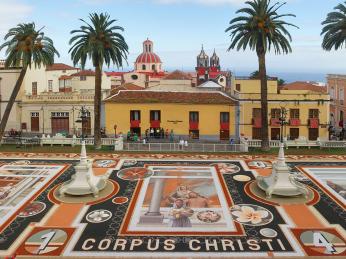 Svátek zvaný Corpus Cristi charakterizují nazdobené chodníky a náměstí