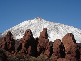 Vrchol hory Pico del Teide je v zimě pokrytý sněhem