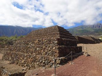 Kamenné terasy objevené v Güímaru připomínají svým vzhledem pyramidy