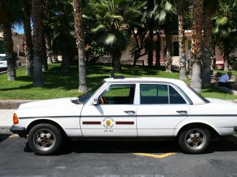 Taxíky na Tenerife mají bílou barvu a znak svého okresu