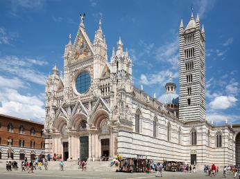 Románsko-gotická katedrála v Sieně má netradiční severo-jižní orientaci