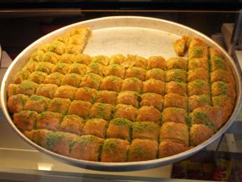 Baklava, typická turecká sladkost, se na ulicích prodává ve velkém