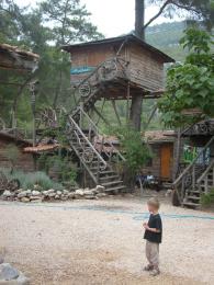 Vyhlášený baťůžkářský hotel-penzion-kemp Kadir Tree Houses v Olymposu