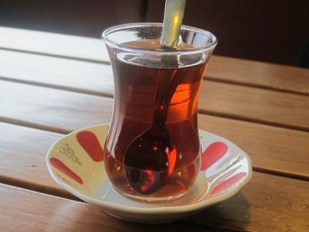 Turecký čaj se podává v malé skleničce