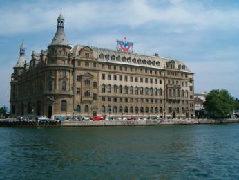 Vlakové nádraží Haydarpaša na asijské straně Bosporu v Istanbulu