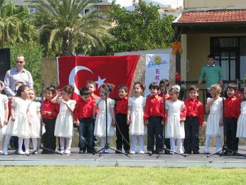 Některá dětská vystoupení na Cocuk Bayrami připomínají soutěž "O zemi, kde zítra již znamená včera"