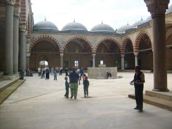 Nádvoří Selimovy mešity v Edirne