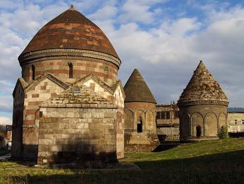 Üç kümbetler – tři hrobky s kuželovitými střechami