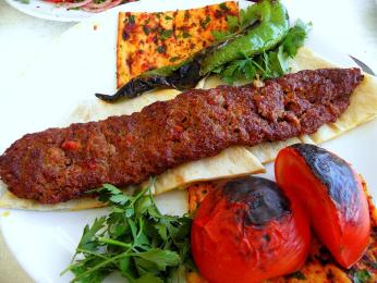 Adana kebab se připravuje z jehněčího masa