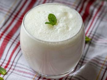 Ayran je slaný jogurtový nápoj podobný kefíru