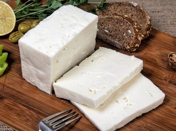Beyaz peynir v překladu znamená „bílý sýr“