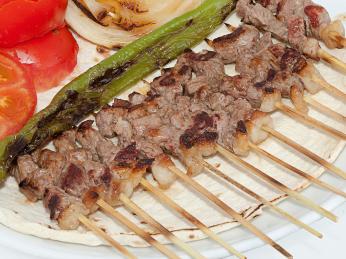 Çöp kebab jsou kousky masa a tuku grilované na dřevěných špejlích