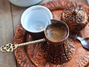 Tradiční turecká káva se připravuje v nádobě zvané džezva