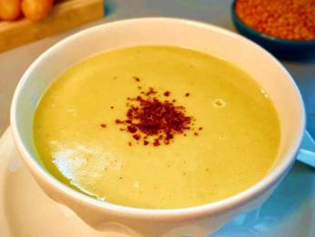 Čočková polévka mercimek çorbasi patří k nejběžnějším v Turecku
