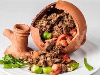 Testi kebab se připravuje v hliněném džbánu, který se před konzumací rozbije