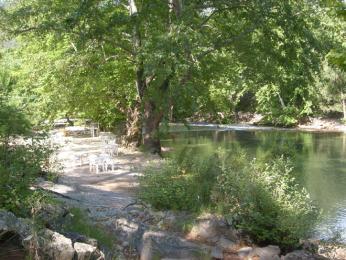 Rybí restaurace u horního toku řeky Manavgat, typické turecké tábořiště