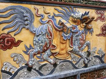 Detail draka na zdi paláce uvnitř citadely v Hue